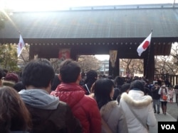 2014年元旦參拜靖國神社的人群 （美國之音小玉拍攝）