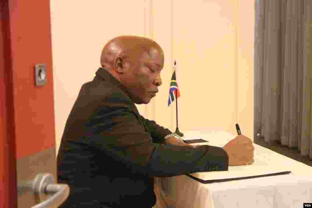 大使蘭加在弔唁簿上寫下弔唁詞（美國之音東方拍攝）