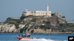 2013年10月，美國舊金山海灣的阿爾卡特拉斯島，美國海岸警衛隊的船駛過。