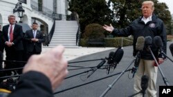 Президент Дональд Трамп отвечает на вопросы журналистов перед вылетом в Алабаму, Вашингтон, 8 марта 2019 года