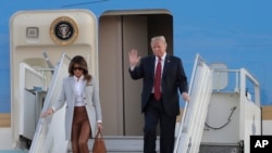 美国总统川普和第一夫人梅拉尼娅2018年7月15日抵达芬兰赫尔辛基机场。