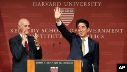 日本首相安倍晉三（右）星期一在哈佛大學發表演講。