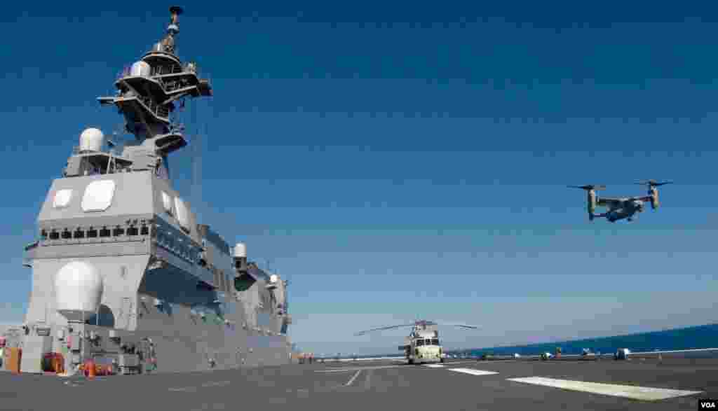 自卫队指挥鱼鹰战机从日向号升空（美国之音国符拍摄）