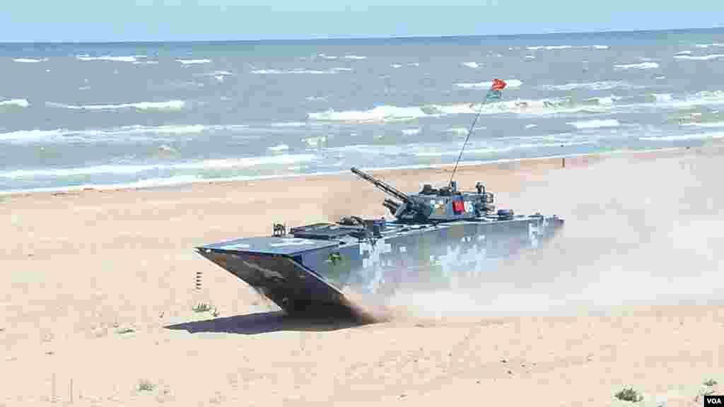 中国南海舰队的海军陆战队在离莫斯科1800多公里远的里海岸边的演习场。