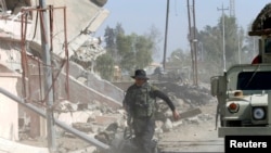 在摩苏尔附近城市克拉克斯清剿残敌的伊拉克政府军。（2016年10月30日）