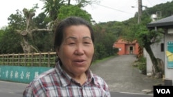 貢寮吳女士在自家祠堂前（美國之音申華拍攝)