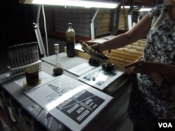 俄罗斯汉特-曼西斯克市石油资源博物馆，工作人员介绍当地勘探和开采的石油。(美国之音白桦 拍摄)