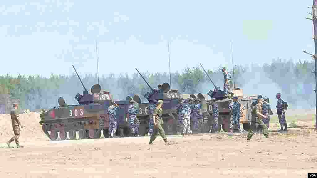 中国空降兵在离莫斯科200公里远的杜波洛维奇演习场。