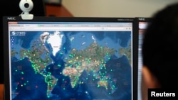 维也纳的国际核试验监察机构的分析人员在控制室观看电脑