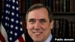 Miseensa Mana-maree Murtii-seeraa Yunaaytid Isteets Jefrii Merkilee