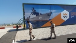 哈薩克斯坦同中國和俄羅斯到保持很好關係。2015年俄羅斯在里海岸邊舉行的一次軍事比賽活動上，兩名哈薩克軍官走過。中國也參加了那次比賽。（美國之音白樺拍攝）