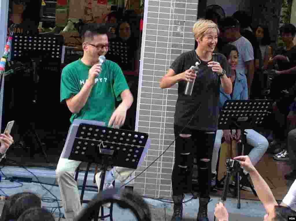 藝人何韻詩辦有種港人音樂會回應恐懼，黃耀明現身撐場。(美國之音海彥拍攝)