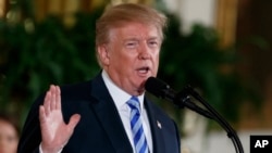 川普总统在白宫东屋举行的公共安全勇气勋章颁发仪式上讲话。（2018年2月20日）