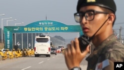 2013年8月14日韩国代表团乘坐的巴士启程前往位于板门店附近的朝鲜开城