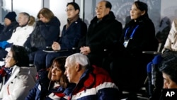 在2018年平昌冬奥会开幕式上，美国副总统彭斯和夫人凯伦交谈。朝鲜领导人金正恩的胞妹金永南坐在他们身后。照片拍摄于2018年2月9日。