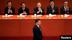 中共總書記習近平在北京人大會堂召開的中共十九大開幕式上走向講台發表他的報告
