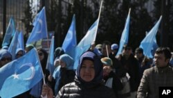 資料照 維吾爾人和他們的支持者在紐約聯合國總部附近舉行示威抗議中國政府的監控（2018年3月15號）