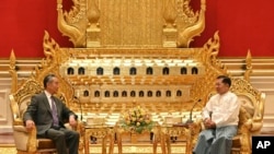 ລັດຖະມົນຕີການຕ່າງປະເທດຈີນ ທ່ານ ຫວັງ ຢີ້ ກ່າວວ່າ ຈີນ ຈະສະໜັບສະໜູນ ການຫັນປ່ຽນໄປສູ່ປະຊາທິປະໄຕ ຢູ່ໃນມຽນມາ.