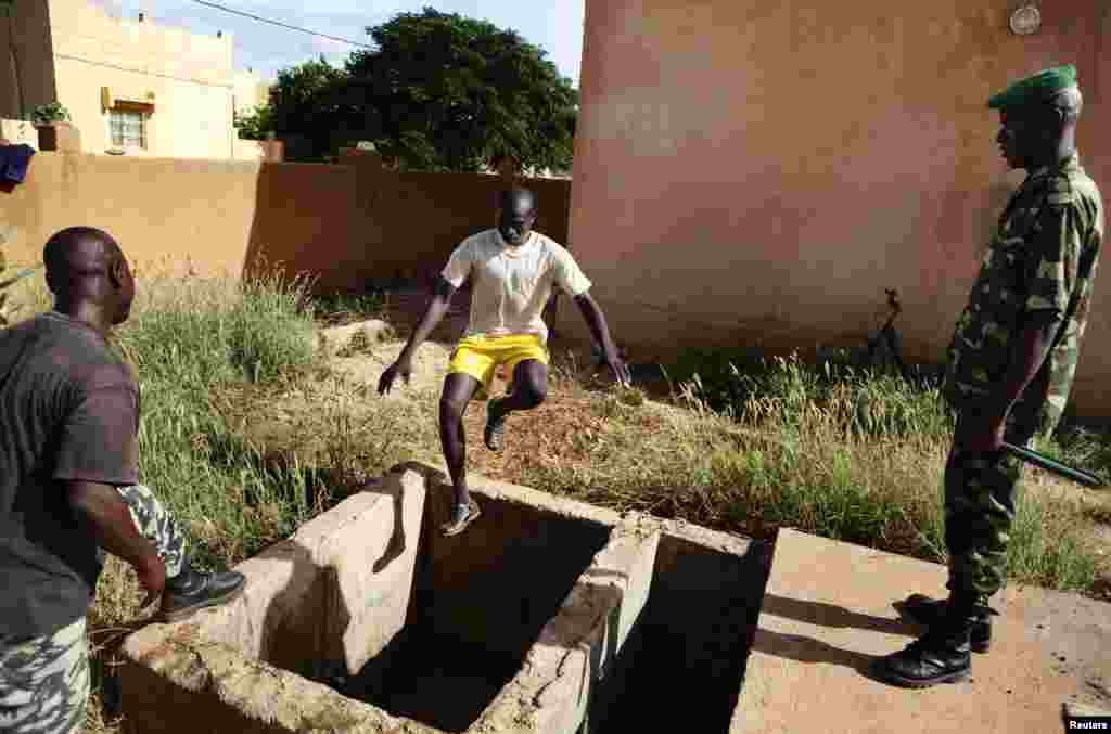 在塞瓦雷的民兵组织&ldquo;北部解放武装&rdquo;设立的训练营，被招募的年轻人接受战斗训练 (2012年9月24日路透社拍摄)。