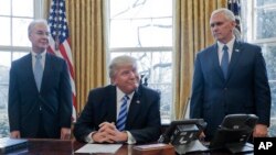 星期五美國總統川普遭遇了廢除和更換奧巴馬醫保失敗後﹐與副總統彭斯(右)稱將努力改革環保法規及稅務