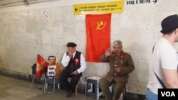 莫斯科市中心地下通道中, 有人裝扮成斯大林和列寧供人合影拍照（美國之音白樺拍攝）