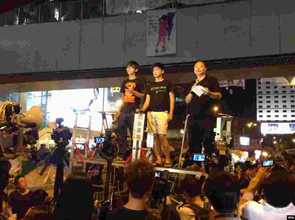 数以千计市民学生周日继续坚守金钟占领区（美国之音海彦拍摄）