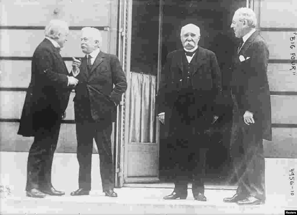 1919年5月27日，在巴黎凡尔赛宫举行的巴黎和会上的协约国四巨头：英国首相乔治，意大利总理奥兰多，法国总理克里蒙梭，美国总统威尔逊