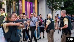 德国警察在疏散慕尼黑奥林匹亚商场里的人，之前该商场发生枪击。（2016年7月22日）