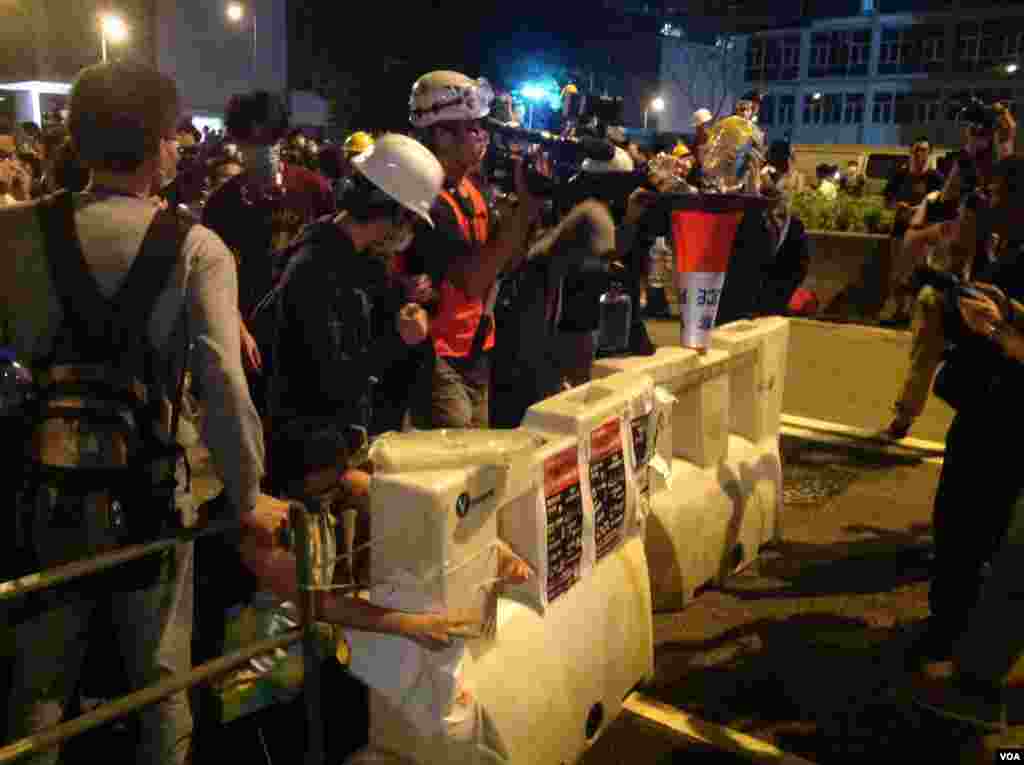 數千示威者佔據著龍和道，許多人坐在或者躺在路上。另外一些人開始在路的一端築起路障。(美國之音海彥拍攝)