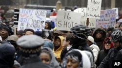 芝加哥抗議白人警察開槍擊斃黑人青少年遊行示威