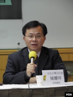 国立台北大学教授陈耀祥(美国之音申华拍摄)
