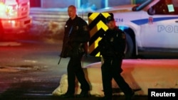 加拿大警方在1月29日魁北克市一座清真寺发生枪击案后在清真寺附近巡逻。