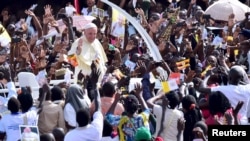 2015年11月28日在乌干达人们欢呼教宗方济各的到来。