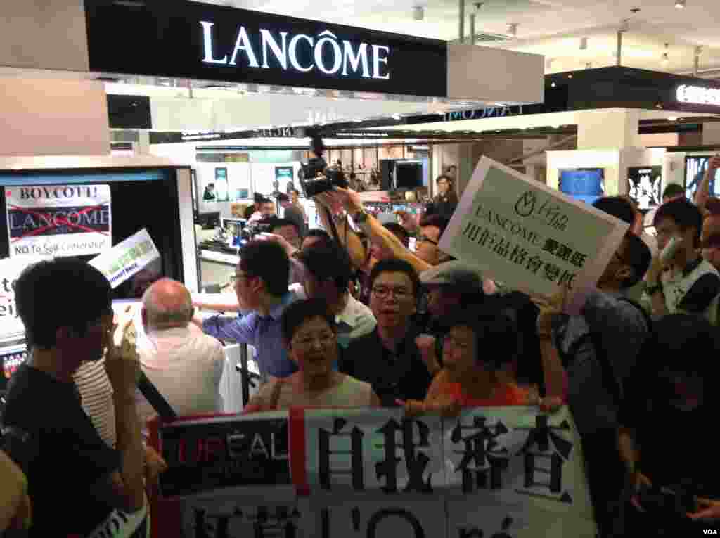 香港十六個政黨和團體銅鑼灣時代廣場抗議Lancome 