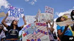 “幼年来美暂缓递解行动（DACA）”的支持者今年9月在白宫前举行示威