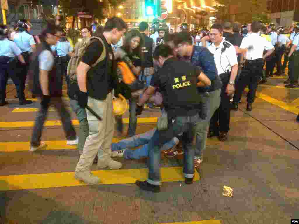 香港占领人士在旺角占领区砵兰街与警方对峙 (美国之音海彦 拍摄)