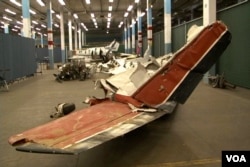 空难事件的飞机残骸罗列库房（美国之音包小祥拍摄）