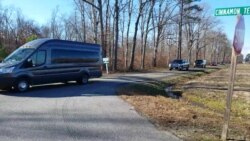 Машины сотрудников российского посольства в США покидают территорию дачи дипломатов в Сентервилле, штат Мэриленд