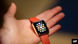 一名女子在3月9日苹果手表发布会后展示限量版苹果表