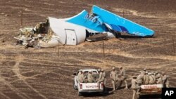 埃及军方人员乘车抵达俄罗斯11月1日在埃及坠毁的喷气客机机尾坠落地点