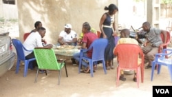 Watu wakijipatia chakula cha jioni katika jiji la Bamako huko Mali July, 5, 2016. Picha na VOA/ Roger Muntu