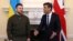 英国首相苏纳克在伦敦唐宁街10号会晤到访的乌克兰总统泽连斯基。（2023年5月15日）