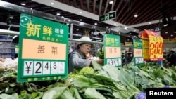 一名婦女在北京一家超市購買蔬菜。（2019年4月11日）
