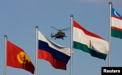 上海合作组织部分成员国国旗，上空有直升机飞过