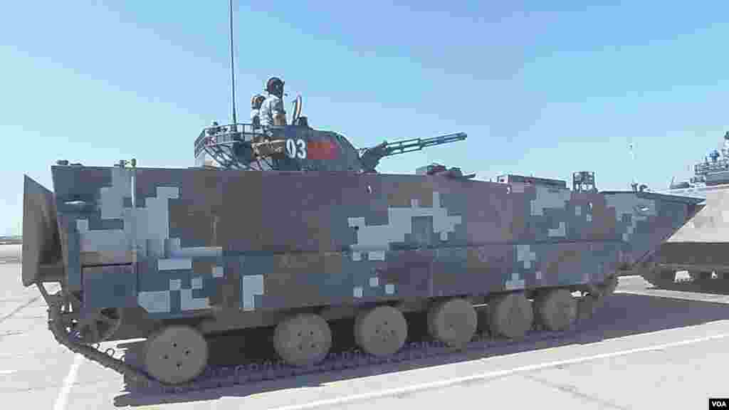 中国南海舰队的海军陆战队在离莫斯科1800多公里远的里海岸边的演习场。