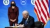 美国总统拜登签署一项行政命令后谈他的政府加强美国制造业的计划，副总统哈里斯站在一旁。(2021年1月25日)