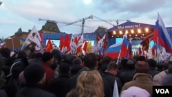 吞并克里米亚后,去年三月莫斯科红场上的庆祝集会。 （美国之音白桦拍摄）