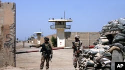 2006年9月2日，伊拉克阿布格萊布監獄的伊拉克軍人從美國軍人手中接過保安工作。