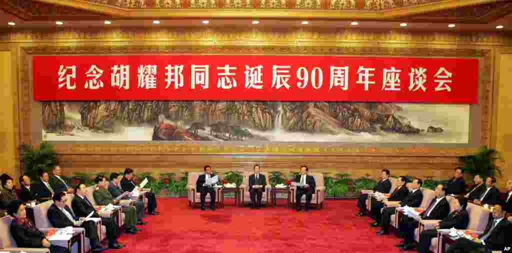 2005年11月18日中国国务院总理温家宝等高官出席纪念中国共产党已故高级领导人胡耀邦诞辰90周年座谈会。2010年温家宝发表文章《再回兴义忆耀邦》。文章说：&ldquo;1987年1月，耀邦同志不再担任中央主要领导职务后，我经常到他家中去看望。1989年4月8日上午，耀邦同志发病抢救时，我一直守护在他身边。4月15日，他猝然去世后，我第一时间赶到医院。1990年12月5日，我送他的骨灰盒到江西共青城安葬。耀邦同志去世后，我每年春节都到他家中看望&rdquo;。 2010年4月18日，人民网发表文章《温家宝撰文追忆胡耀邦：言传身教使我不敢稍有懈怠》。