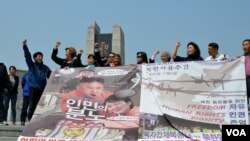 2013年5月4日韩国活动人士在分隔南北的非军事区附近的和平公园放飞“解放朝鲜同胞”口号的气球。